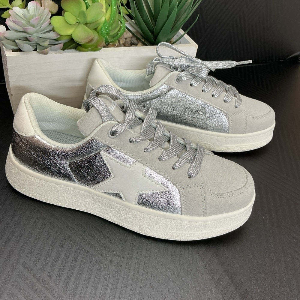 Niluber Silver and Gray Star Sneakers
